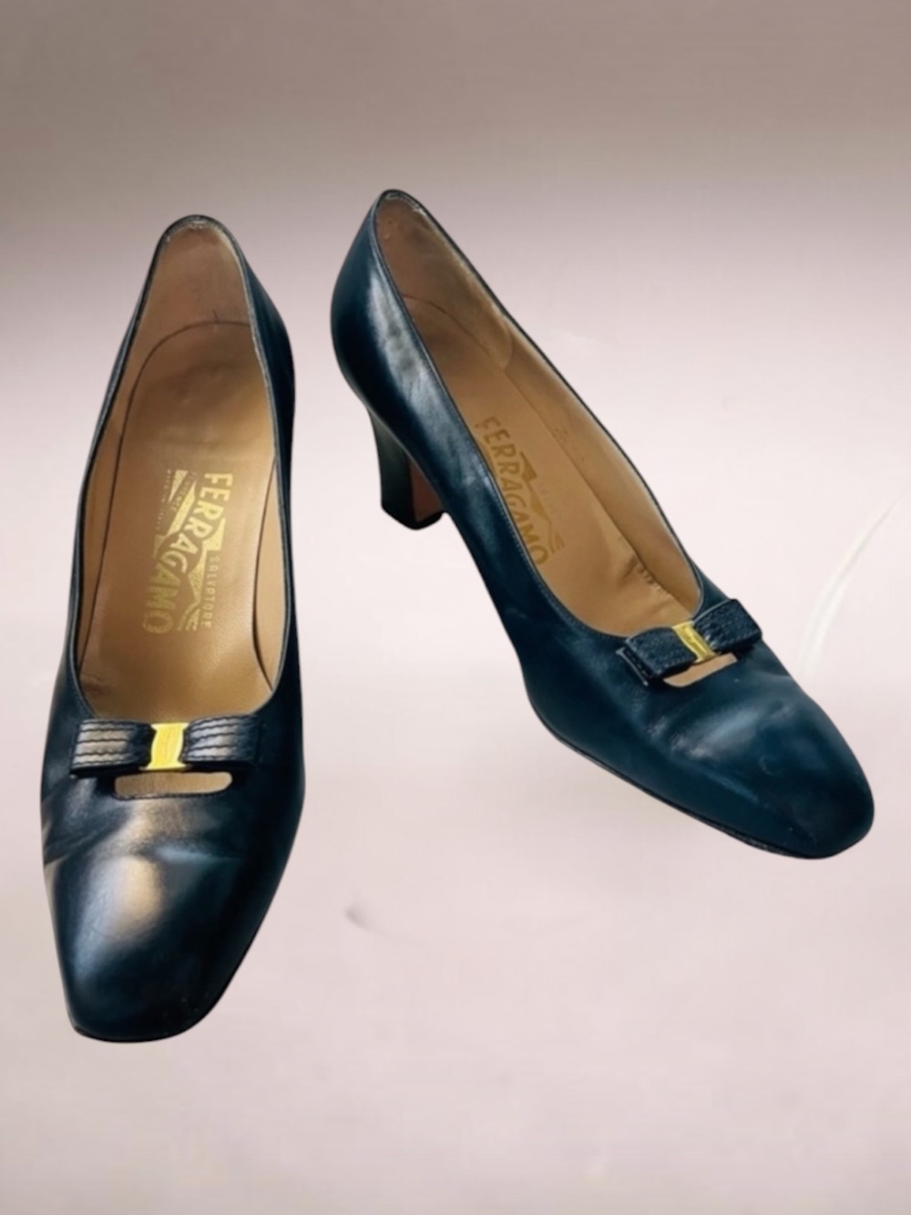 SALVATORE FERRAGAMO NAVY BLUE BOW PUMPS SIZE 9 B